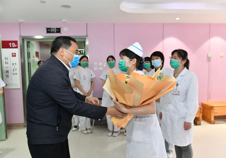 致敬白衣天使——“5•12”国际护士节，院领导走访慰问一线护理人员